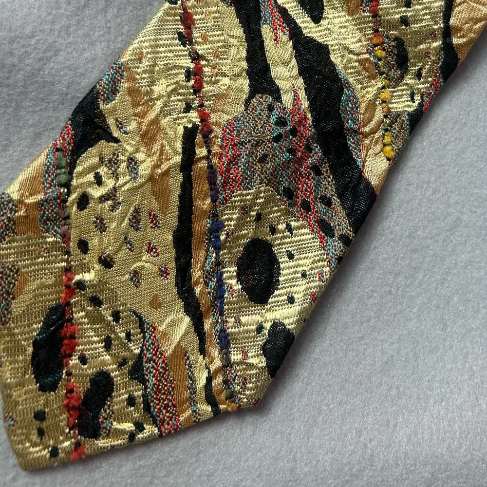 COOGI VTG Men's Gold Abstract Pattern 100% Silk‎ Tie Black Red  Accents